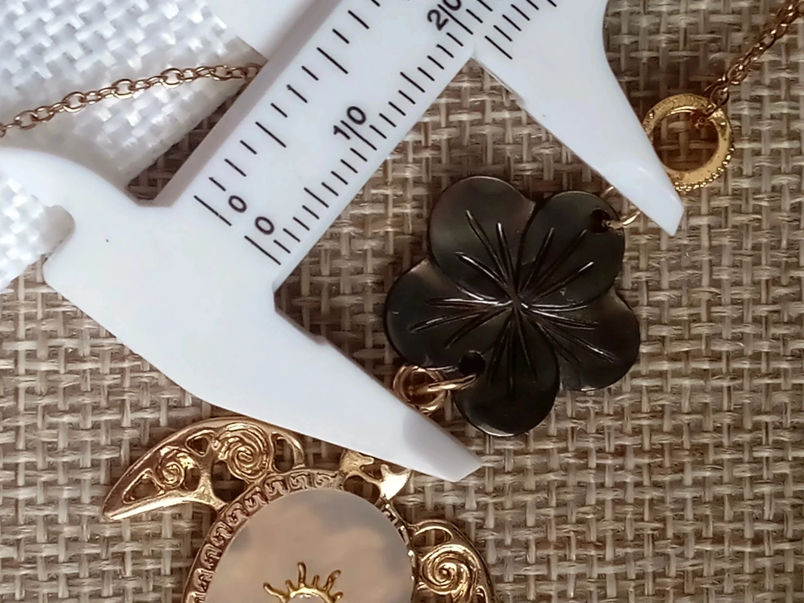 Collier tortue cristal de roche et fleur de n'a'c'r'e grise naturelle – photo 4
